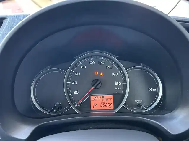 トヨタ ヴィッツ F スマイルエディション 千葉県 2013(平25)年 2.7万km ライトブルーメタリック 保証書、取扱説明書、スペアキー1本/純正SDナビ（NSZT－W62G）/AM、FM、CD、DVD、BT、フルセグTV/バックカメラ/TVキャンセラー/エンジンプッシュスタート/電動格納ミラー/レベライザー/オートライト/純正フロアマット/シートリフター