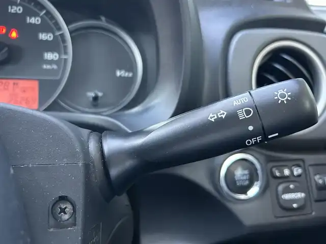 トヨタ ヴィッツ F スマイルエディション 千葉県 2013(平25)年 2.7万km ライトブルーメタリック 保証書、取扱説明書、スペアキー1本/純正SDナビ（NSZT－W62G）/AM、FM、CD、DVD、BT、フルセグTV/バックカメラ/TVキャンセラー/エンジンプッシュスタート/電動格納ミラー/レベライザー/オートライト/純正フロアマット/シートリフター