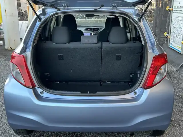 トヨタ ヴィッツ F スマイルエディション 千葉県 2013(平25)年 2.7万km ライトブルーメタリック 保証書、取扱説明書、スペアキー1本/純正SDナビ（NSZT－W62G）/AM、FM、CD、DVD、BT、フルセグTV/バックカメラ/TVキャンセラー/エンジンプッシュスタート/電動格納ミラー/レベライザー/オートライト/純正フロアマット/シートリフター