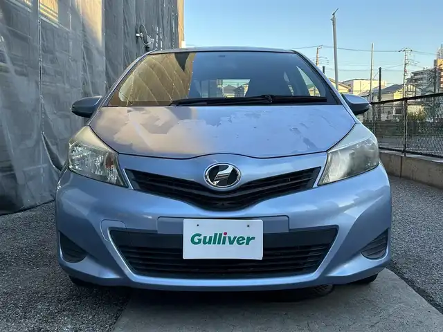 トヨタ ヴィッツ F スマイルエディション 千葉県 2013(平25)年 2.7万km ライトブルーメタリック 保証書、取扱説明書、スペアキー1本/純正SDナビ（NSZT－W62G）/AM、FM、CD、DVD、BT、フルセグTV/バックカメラ/TVキャンセラー/エンジンプッシュスタート/電動格納ミラー/レベライザー/オートライト/純正フロアマット/シートリフター