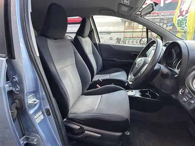 トヨタ ヴィッツ F スマイルエディション 千葉県 2013(平25)年 2.7万km ライトブルーメタリック 保証書、取扱説明書、スペアキー1本/純正SDナビ（NSZT－W62G）/AM、FM、CD、DVD、BT、フルセグTV/バックカメラ/TVキャンセラー/エンジンプッシュスタート/電動格納ミラー/レベライザー/オートライト/純正フロアマット/シートリフター