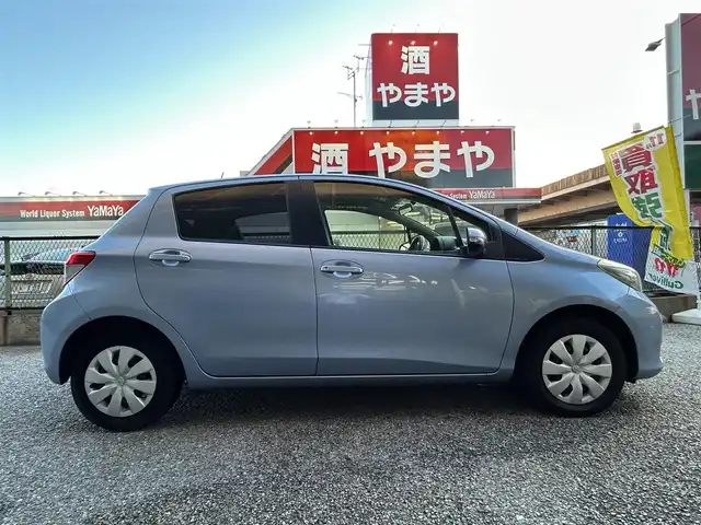 トヨタ ヴィッツ F スマイルエディション 千葉県 2013(平25)年 2.7万km ライトブルーメタリック 保証書、取扱説明書、スペアキー1本/純正SDナビ（NSZT－W62G）/AM、FM、CD、DVD、BT、フルセグTV/バックカメラ/TVキャンセラー/エンジンプッシュスタート/電動格納ミラー/レベライザー/オートライト/純正フロアマット/シートリフター