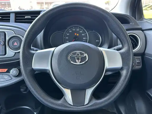 トヨタ ヴィッツ F スマイルエディション 千葉県 2013(平25)年 2.7万km ライトブルーメタリック 保証書、取扱説明書、スペアキー1本/純正SDナビ（NSZT－W62G）/AM、FM、CD、DVD、BT、フルセグTV/バックカメラ/TVキャンセラー/エンジンプッシュスタート/電動格納ミラー/レベライザー/オートライト/純正フロアマット/シートリフター