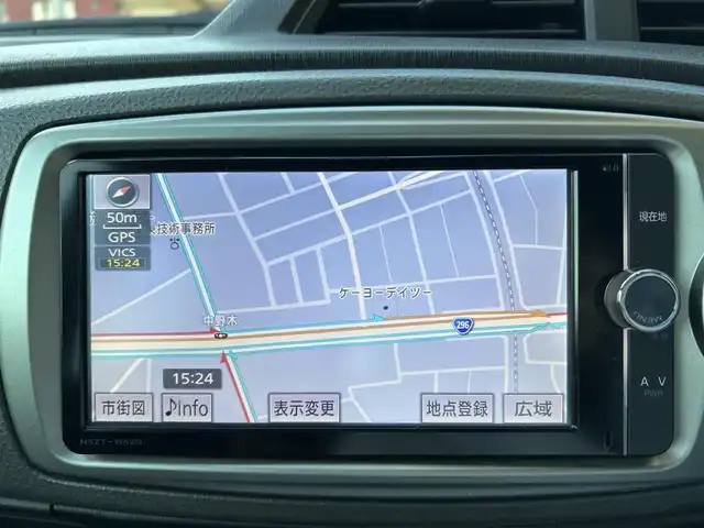 トヨタ ヴィッツ F スマイルエディション 千葉県 2013(平25)年 2.7万km ライトブルーメタリック 保証書、取扱説明書、スペアキー1本/純正SDナビ（NSZT－W62G）/AM、FM、CD、DVD、BT、フルセグTV/バックカメラ/TVキャンセラー/エンジンプッシュスタート/電動格納ミラー/レベライザー/オートライト/純正フロアマット/シートリフター