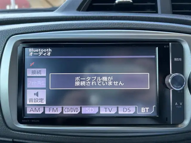 トヨタ ヴィッツ F スマイルエディション 千葉県 2013(平25)年 2.7万km ライトブルーメタリック 保証書、取扱説明書、スペアキー1本/純正SDナビ（NSZT－W62G）/AM、FM、CD、DVD、BT、フルセグTV/バックカメラ/TVキャンセラー/エンジンプッシュスタート/電動格納ミラー/レベライザー/オートライト/純正フロアマット/シートリフター