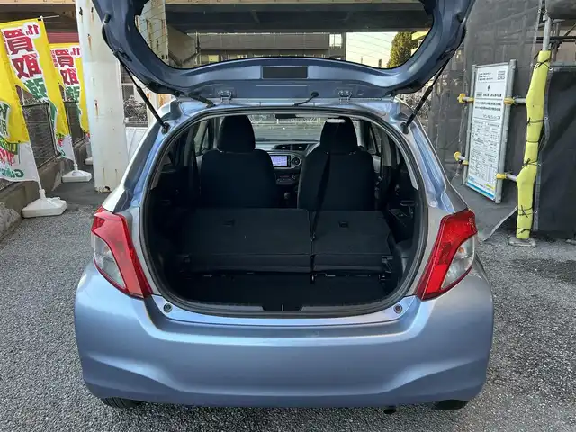 トヨタ ヴィッツ F スマイルエディション 千葉県 2013(平25)年 2.7万km ライトブルーメタリック 保証書、取扱説明書、スペアキー1本/純正SDナビ（NSZT－W62G）/AM、FM、CD、DVD、BT、フルセグTV/バックカメラ/TVキャンセラー/エンジンプッシュスタート/電動格納ミラー/レベライザー/オートライト/純正フロアマット/シートリフター