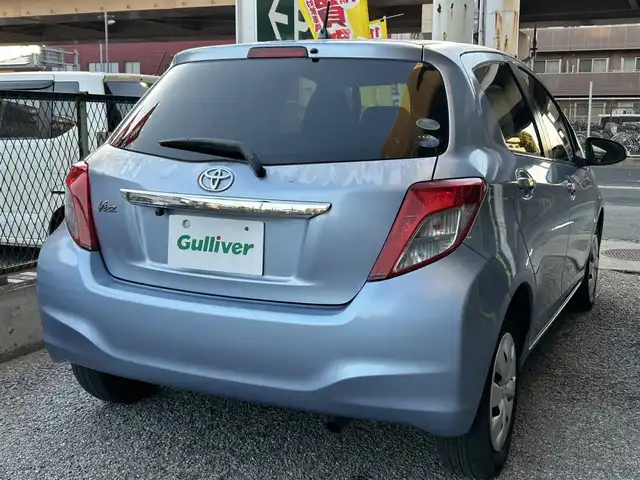 トヨタ ヴィッツ F スマイルエディション 千葉県 2013(平25)年 2.7万km ライトブルーメタリック 保証書、取扱説明書、スペアキー1本/純正SDナビ（NSZT－W62G）/AM、FM、CD、DVD、BT、フルセグTV/バックカメラ/TVキャンセラー/エンジンプッシュスタート/電動格納ミラー/レベライザー/オートライト/純正フロアマット/シートリフター