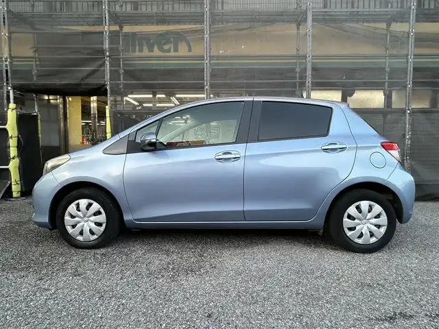 トヨタ ヴィッツ F スマイルエディション 千葉県 2013(平25)年 2.7万km ライトブルーメタリック 保証書、取扱説明書、スペアキー1本/純正SDナビ（NSZT－W62G）/AM、FM、CD、DVD、BT、フルセグTV/バックカメラ/TVキャンセラー/エンジンプッシュスタート/電動格納ミラー/レベライザー/オートライト/純正フロアマット/シートリフター