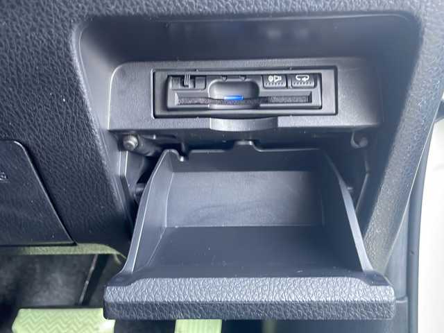 トヨタ エスクァイア Gi 岩手県 2017(平29)年 9.4万km ホワイトパールクリスタルシャイン 寒冷地仕様　セーフティセンス　ＡＬＰＩＮＥ１１型ナビ　フリップダウン　ダブルゾーン再生　フルセグ　バックＣ　レザーシート　シートヒーター　両側電動スライド　クルコン　コーナーセンサー　純正１５ＡＷ