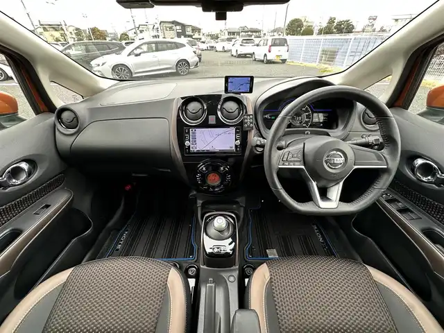 日産 ノート e－パワー メダリスト 千葉県 2017(平29)年 2.9万km プレミアムコロナオレンジ 純正メモリナビ/(CD/DVD/BT/SD/USB/フルセグ)/アラウンドビューモニター/衝突被害軽減システム/車線逸脱警報/横滑り防止装置/ETC/ドライブレコーダー/アイドリングストップ/LEDヘッドライト/フォグランプ/オートライト/ウィンカーミラー/電動格納ミラー/純正１５インチAW/シートリフター/デジタルインナーミラー/プッシュスタート/スマートキー/フロアマット/ドアバイザー/スペアキー	/取扱説明書/保証書