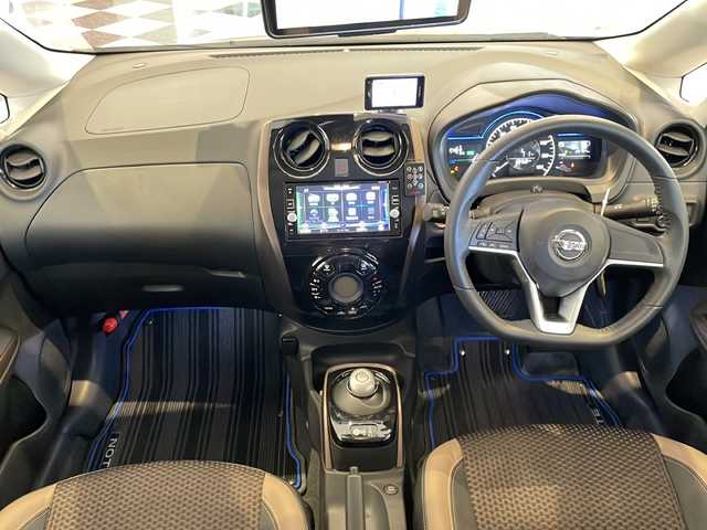 日産 ノート e－パワー メダリスト 福井県 2017(平29)年 2.9万km プレミアムコロナオレンジ 純正7インチメモリーナビ/(CD/DVD/BD/BT/SD/USB/フルセグ)/アラウンドビューモニター/衝突被害軽減システム/車線逸脱警報/横滑り防止装置/ETC/ドライブレコーダー/デジタルインナーミラー/アイドリングストップ/LEDヘッドライト/フォグランプ/オートライト/純正１５インチAW/プッシュスタート/スマートキー/ウィンカーミラー/電動格納ミラー/純正フロアマット/ドアバイザー/スペアキー	/取扱説明書/保証書