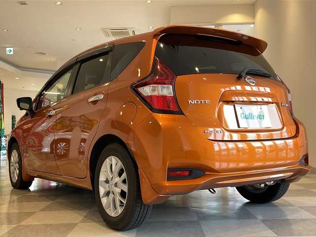 日産 ノート e－パワー メダリスト 福井県 2017(平29)年 2.9万km プレミアムコロナオレンジ 純正7インチメモリーナビ/(CD/DVD/BD/BT/SD/USB/フルセグ)/アラウンドビューモニター/衝突被害軽減システム/車線逸脱警報/横滑り防止装置/ETC/ドライブレコーダー/デジタルインナーミラー/アイドリングストップ/LEDヘッドライト/フォグランプ/オートライト/純正１５インチAW/プッシュスタート/スマートキー/ウィンカーミラー/電動格納ミラー/純正フロアマット/ドアバイザー/スペアキー	/取扱説明書/保証書