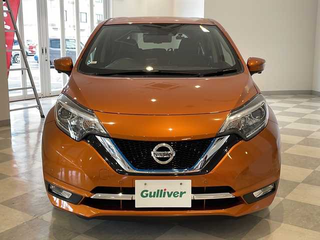 日産 ノート e－パワー メダリスト 福井県 2017(平29)年 2.9万km プレミアムコロナオレンジ 純正7インチメモリーナビ/(CD/DVD/BD/BT/SD/USB/フルセグ)/アラウンドビューモニター/衝突被害軽減システム/車線逸脱警報/横滑り防止装置/ETC/ドライブレコーダー/デジタルインナーミラー/アイドリングストップ/LEDヘッドライト/フォグランプ/オートライト/純正１５インチAW/プッシュスタート/スマートキー/ウィンカーミラー/電動格納ミラー/純正フロアマット/ドアバイザー/スペアキー	/取扱説明書/保証書