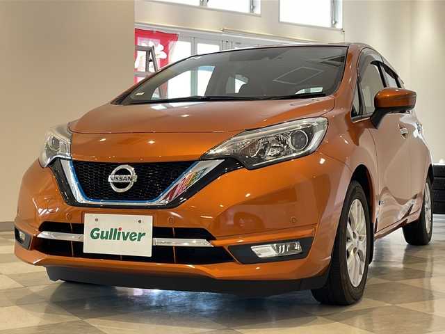 日産 ノート e－パワー メダリスト 福井県 2017(平29)年 2.9万km プレミアムコロナオレンジ 純正7インチメモリーナビ/(CD/DVD/BD/BT/SD/USB/フルセグ)/アラウンドビューモニター/衝突被害軽減システム/車線逸脱警報/横滑り防止装置/ETC/ドライブレコーダー/デジタルインナーミラー/アイドリングストップ/LEDヘッドライト/フォグランプ/オートライト/純正１５インチAW/プッシュスタート/スマートキー/ウィンカーミラー/電動格納ミラー/純正フロアマット/ドアバイザー/スペアキー	/取扱説明書/保証書