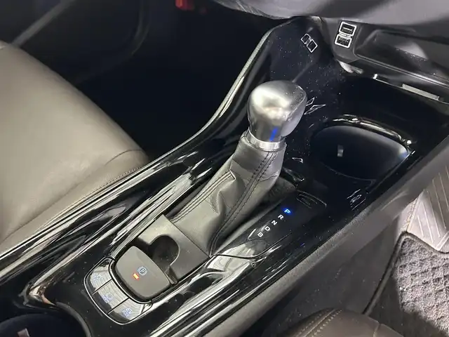トヨタ Ｃ－ＨＲ G 佐賀県 2017(平29)年 8万km メタルストリームM 純正7インチナビ/フルセグＴＶ/CD/DVD/Bluetooth/モデリスタエアロ/バックカメラ/衝突被害軽減装置/ブラインドスポットモニター/レーダークルーズコントロール/クリアランスソナー/ビルトインETC/オートライト/オートマチックハイビーム/LEDヘッドライト/フォグライト/電子パーキング/ブレーキホールド/前後ドライブレコーダー/運転席・助手席シートヒーター/ハーフレザーシート/ISOFIX対応シート/オートワイパー/純正18インチアルミホイール/純正フロアマット/スマートキー/スペアキー×１