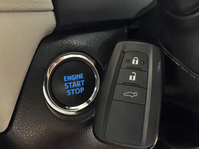 トヨタ ＲＡＶ４ アドベンチャー 群馬県 2019(平31)年 1.7万km アーバンカーキ 禁煙車　衝突軽減　追従型クルコン　ＢＳＭ　クリアランスソナー　純正９インチナビ　フルセグＴＶ　ＢＴバックカメラ　ビルトインＥＴＣ　白革　ルーフレール　温シート　冷シート　４ＷＤ　スマートキー