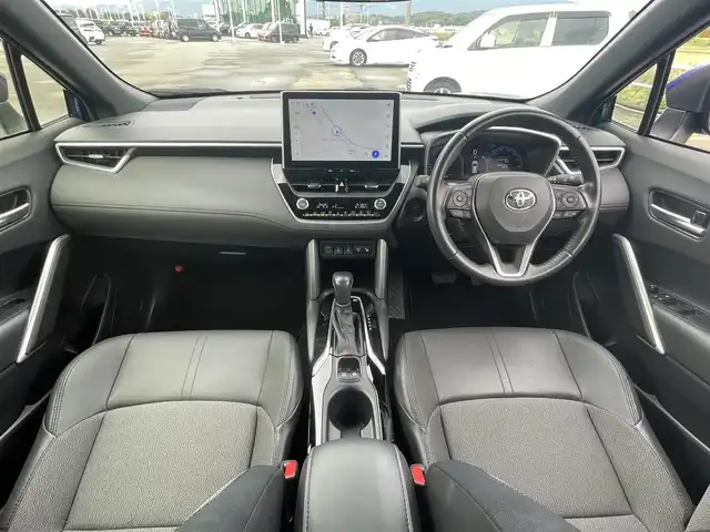 トヨタ カローラ クロス ハイブリッド Z 佐賀県 2024(令6)年 1.1万km ダークブルーマイカM 純正10.5インチディスプレイオーディオ(ナビ機能・前後ドライブレコーダー機能付)/・フルセグTV/AM/FM/USB/Bluetooth/パノラミックビューモニター/ビルトインETC2.0/アドバンストパーク/パワーバックドア(予約ロック機能付)/電子パーキングブレーキ/・AUTO HOLD機能/ハーフレザーシート/D席パワーシート/DN席シートヒーター/ISOFIX対応/革巻きステアリング/ステアリングリモコン/純正18インチアルミホイール/純正LEDヘッドライト/・オートマチックハイビーム/純正LEDフォグランプ/純正フロアマット/取扱説明書/トヨタセーフティセンス/・レーダークルーズコントロール/・レーンディパーチャーアラート/・ブラインドスポットモニター/・プリクラッシュセーフティ/・プロアクティブドライビングアシスト/・リヤクロストラフィックアラート/・リヤカメラディテクション/・パーキングサポートブレーキ/・安心降車アシスト/・ロードサインアシスト