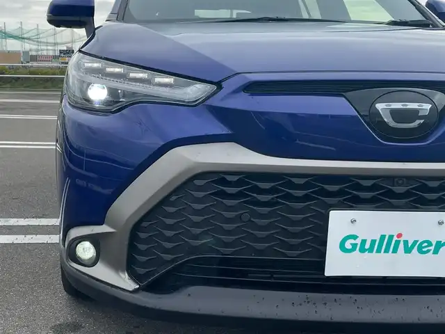 トヨタ カローラ クロス ハイブリッド Z 佐賀県 2024(令6)年 1.1万km ダークブルーマイカM 純正10.5インチディスプレイオーディオ(ナビ機能・前後ドライブレコーダー機能付)/・フルセグTV/AM/FM/USB/Bluetooth/パノラミックビューモニター/ビルトインETC2.0/アドバンストパーク/パワーバックドア(予約ロック機能付)/電子パーキングブレーキ/・AUTO HOLD機能/ハーフレザーシート/D席パワーシート/DN席シートヒーター/ISOFIX対応/革巻きステアリング/ステアリングリモコン/純正18インチアルミホイール/純正LEDヘッドライト/・オートマチックハイビーム/純正LEDフォグランプ/純正フロアマット/取扱説明書/トヨタセーフティセンス/・レーダークルーズコントロール/・レーンディパーチャーアラート/・ブラインドスポットモニター/・プリクラッシュセーフティ/・プロアクティブドライビングアシスト/・リヤクロストラフィックアラート/・リヤカメラディテクション/・パーキングサポートブレーキ/・安心降車アシスト/・ロードサインアシスト
