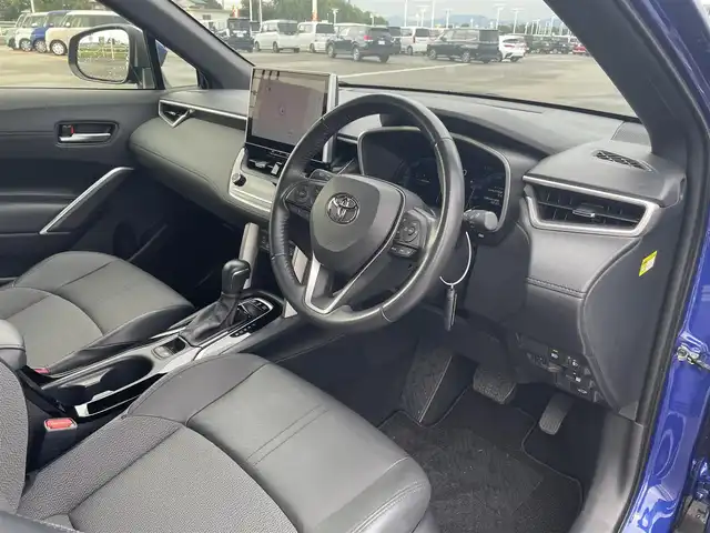 トヨタ カローラ クロス ハイブリッド Z 佐賀県 2024(令6)年 1.1万km ダークブルーマイカM 純正10.5インチディスプレイオーディオ(ナビ機能・前後ドライブレコーダー機能付)/・フルセグTV/AM/FM/USB/Bluetooth/パノラミックビューモニター/ビルトインETC2.0/アドバンストパーク/パワーバックドア(予約ロック機能付)/電子パーキングブレーキ/・AUTO HOLD機能/ハーフレザーシート/D席パワーシート/DN席シートヒーター/ISOFIX対応/革巻きステアリング/ステアリングリモコン/純正18インチアルミホイール/純正LEDヘッドライト/・オートマチックハイビーム/純正LEDフォグランプ/純正フロアマット/取扱説明書/トヨタセーフティセンス/・レーダークルーズコントロール/・レーンディパーチャーアラート/・ブラインドスポットモニター/・プリクラッシュセーフティ/・プロアクティブドライビングアシスト/・リヤクロストラフィックアラート/・リヤカメラディテクション/・パーキングサポートブレーキ/・安心降車アシスト/・ロードサインアシスト