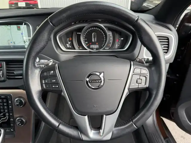 ボルボ Ｖ４０ クロスカントリー D4 モメンタム 愛知県 2017(平29)年 7.8万km 黒 純正ナビ/BT/TV/CD/DVD/USB/バックカメラ/ETC/ブラインドスポットモニター/オートライト/スマートキー/プッシュスタート/アダプティブクルーズコントロール/レーンキープアシスト/オートマチックハイビーム/MDモード付きAT/ハーフレザーシート/LEDヘッドライト/フロアマット/パワーシート/メモリシート/ルーフレール