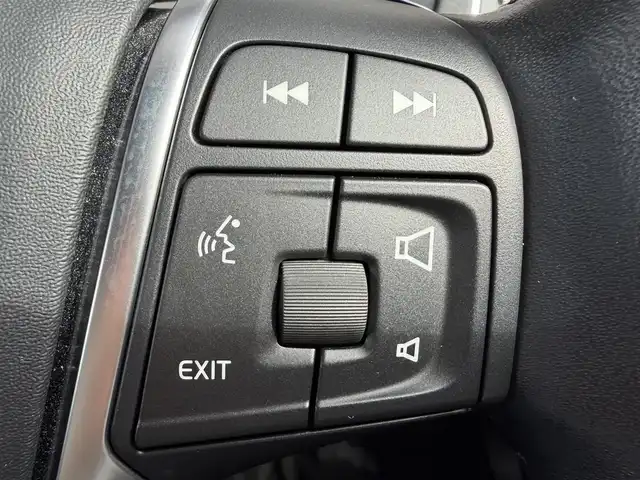 ボルボ Ｖ４０ クロスカントリー D4 モメンタム 愛知県 2017(平29)年 7.8万km 黒 純正ナビ/BT/TV/CD/DVD/USB/バックカメラ/ETC/ブラインドスポットモニター/オートライト/スマートキー/プッシュスタート/アダプティブクルーズコントロール/レーンキープアシスト/オートマチックハイビーム/MDモード付きAT/ハーフレザーシート/LEDヘッドライト/フロアマット/パワーシート/メモリシート/ルーフレール