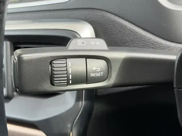 ボルボ Ｖ４０ クロスカントリー D4 モメンタム 愛知県 2017(平29)年 7.8万km 黒 純正ナビ/BT/TV/CD/DVD/USB/バックカメラ/ETC/ブラインドスポットモニター/オートライト/スマートキー/プッシュスタート/アダプティブクルーズコントロール/レーンキープアシスト/オートマチックハイビーム/MDモード付きAT/ハーフレザーシート/LEDヘッドライト/フロアマット/パワーシート/メモリシート/ルーフレール