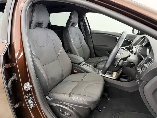 ボルボ Ｖ４０ クロスカントリー D4 モメンタム 愛知県 2017(平29)年 7.8万km 黒 純正ナビ/BT/TV/CD/DVD/USB/バックカメラ/ETC/ブラインドスポットモニター/オートライト/スマートキー/プッシュスタート/アダプティブクルーズコントロール/レーンキープアシスト/オートマチックハイビーム/MDモード付きAT/ハーフレザーシート/LEDヘッドライト/フロアマット/パワーシート/メモリシート/ルーフレール