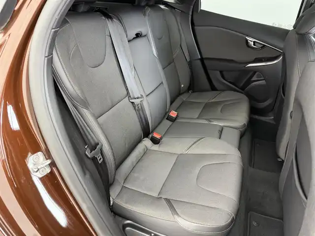 ボルボ Ｖ４０ クロスカントリー D4 モメンタム 愛知県 2017(平29)年 7.8万km 黒 純正ナビ/BT/TV/CD/DVD/USB/バックカメラ/ETC/ブラインドスポットモニター/オートライト/スマートキー/プッシュスタート/アダプティブクルーズコントロール/レーンキープアシスト/オートマチックハイビーム/MDモード付きAT/ハーフレザーシート/LEDヘッドライト/フロアマット/パワーシート/メモリシート/ルーフレール