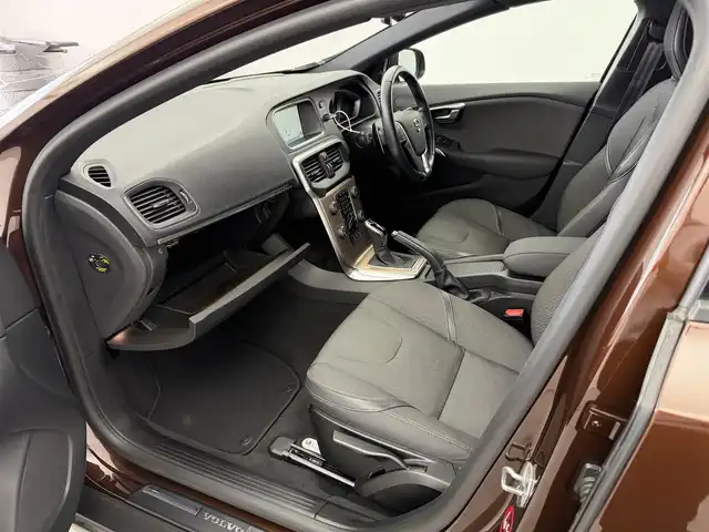 ボルボ Ｖ４０ クロスカントリー D4 モメンタム 愛知県 2017(平29)年 7.8万km 黒 純正ナビ/BT/TV/CD/DVD/USB/バックカメラ/ETC/ブラインドスポットモニター/オートライト/スマートキー/プッシュスタート/アダプティブクルーズコントロール/レーンキープアシスト/オートマチックハイビーム/MDモード付きAT/ハーフレザーシート/LEDヘッドライト/フロアマット/パワーシート/メモリシート/ルーフレール