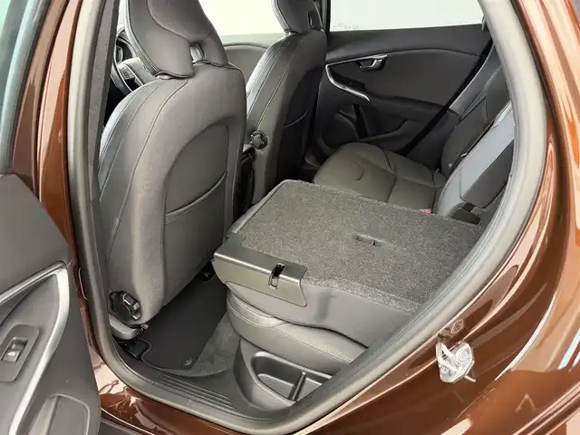 ボルボ Ｖ４０ クロスカントリー D4 モメンタム 愛知県 2017(平29)年 7.8万km 黒 純正ナビ/BT/TV/CD/DVD/USB/バックカメラ/ETC/ブラインドスポットモニター/オートライト/スマートキー/プッシュスタート/アダプティブクルーズコントロール/レーンキープアシスト/オートマチックハイビーム/MDモード付きAT/ハーフレザーシート/LEDヘッドライト/フロアマット/パワーシート/メモリシート/ルーフレール