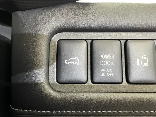 三菱 デリカＤ：５ アーバンギア G パワーパッケージ 岩手県 2019(令1)年 8.9万km ウォームホワイトパール ４WD/ディーゼルターボ/レザーシート/ALPINEビッグXナビ１１インチナビ/マルチアラウンドモニター/e-Assist/レーダークルーズコントロール/衝突被害軽減システム/レーンアシスト/オートマチックハイビーム/後側方車両検知警報システム/後退時車両検知警報システム/横滑り防止装置/アイドリングストップ/オートブレーキホールド/エレクトリックテールゲート/ドライブレコーダー/ETC/AppleCarPlay・AndroidAuto/運転席パワーシート/前席シートヒーター/LEDヘッドライト/純正18インチアルミホイール