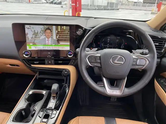 レクサス ＮＸ 350h Fスポーツ 東京都 2024(令6)年 1.6万km グラファイトブラックガラスフレーク ワンオーナー/サンルーフ/マークレビンソン　スピーカー/４WD/Lexus Safety System＋/プリクラッシュセーフティー/レーダークルーズコントロール/レーントレーシングアシスト/ロードサインアシスト/レーダークルーズコントロール/ブラインドスポットモニター/レーンディパーチャーアラート/クリアランスソナー/パーキングサポートブレーキ/オートマチックハイビーム/純正14インチディスプレイオーディオ（ナビ付き）/フルセグTV/Bluetooth/USB接続/全方位カメラ・バックカメラ/パワーバックドア/茶皮本革シート/D席メモリーパワーシート/シートヒーター・エアシート（D/N）/ヒーテッドミラー/ビルトインETC2.0/デジタルインナーミラー/パドルシフト/純正フロアマット/純正20インチアルミホイール/純正ドライブレコーダー（前後）/充電用USBポート/スペアキー１本/カードキー１本/保証書/取扱説明書