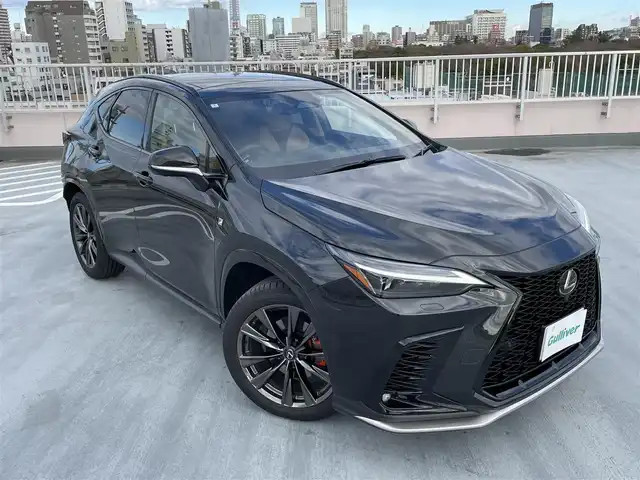 レクサス ＮＸ 350h Fスポーツ 東京都 2024(令6)年 1.6万km グラファイトブラックガラスフレーク ワンオーナー/サンルーフ/マークレビンソン　スピーカー/４WD/Lexus Safety System＋/プリクラッシュセーフティー/レーダークルーズコントロール/レーントレーシングアシスト/ロードサインアシスト/レーダークルーズコントロール/ブラインドスポットモニター/レーンディパーチャーアラート/クリアランスソナー/パーキングサポートブレーキ/オートマチックハイビーム/純正14インチディスプレイオーディオ（ナビ付き）/フルセグTV/Bluetooth/USB接続/全方位カメラ・バックカメラ/パワーバックドア/茶皮本革シート/D席メモリーパワーシート/シートヒーター・エアシート（D/N）/ヒーテッドミラー/ビルトインETC2.0/デジタルインナーミラー/パドルシフト/純正フロアマット/純正20インチアルミホイール/純正ドライブレコーダー（前後）/充電用USBポート/スペアキー１本/カードキー１本/保証書/取扱説明書