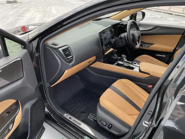 レクサス ＮＸ 350h Fスポーツ 東京都 2024(令6)年 1.6万km グラファイトブラックガラスフレーク ワンオーナー/サンルーフ/マークレビンソン　スピーカー/４WD/Lexus Safety System＋/プリクラッシュセーフティー/レーダークルーズコントロール/レーントレーシングアシスト/ロードサインアシスト/レーダークルーズコントロール/ブラインドスポットモニター/レーンディパーチャーアラート/クリアランスソナー/パーキングサポートブレーキ/オートマチックハイビーム/純正14インチディスプレイオーディオ（ナビ付き）/フルセグTV/Bluetooth/USB接続/全方位カメラ・バックカメラ/パワーバックドア/茶皮本革シート/D席メモリーパワーシート/シートヒーター・エアシート（D/N）/ヒーテッドミラー/ビルトインETC2.0/デジタルインナーミラー/パドルシフト/純正フロアマット/純正20インチアルミホイール/純正ドライブレコーダー（前後）/充電用USBポート/スペアキー１本/カードキー１本/保証書/取扱説明書
