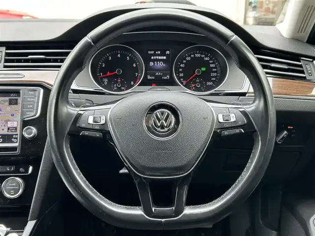 フォルクスワーゲン パサート ヴァリアント TSI ハイライン 静岡県 2015(平27)年 10万km 黒 純正ナビ/フルセグTV/DVD/CD/SD/BT/バックカメラ/パワーバックドア/黒革シート/前席シートヒーター/エアシート/前席パワーシート/運転席シートメモリー/衝突軽減ブレーキ/レーンキープアシスト/レーダークルーズコントロール/クリアランスソナー/LEDヘッドライト/ビルトインETC/社外18インチAW/純正17インチAW付サマータイヤ車内積載/スマートキー×2/保証書/取扱説明書/ナビ取扱説明書
