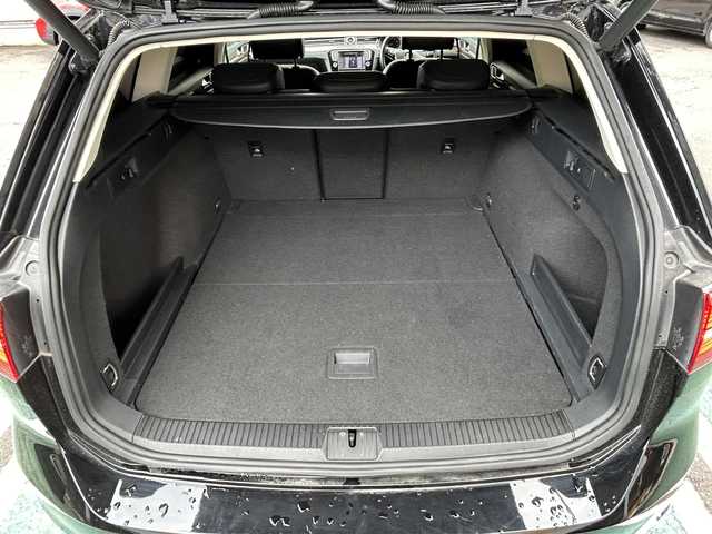 フォルクスワーゲン パサート ヴァリアント TSI ハイライン 静岡県 2015(平27)年 10万km 黒 純正ナビ/フルセグTV/DVD/CD/SD/BT/バックカメラ/パワーバックドア/黒革シート/前席シートヒーター/エアシート/前席パワーシート/運転席シートメモリー/衝突軽減ブレーキ/レーンキープアシスト/レーダークルーズコントロール/クリアランスソナー/LEDヘッドライト/ビルトインETC/社外18インチAW/純正17インチAW付サマータイヤ車内積載/スマートキー×2/保証書/取扱説明書/ナビ取扱説明書