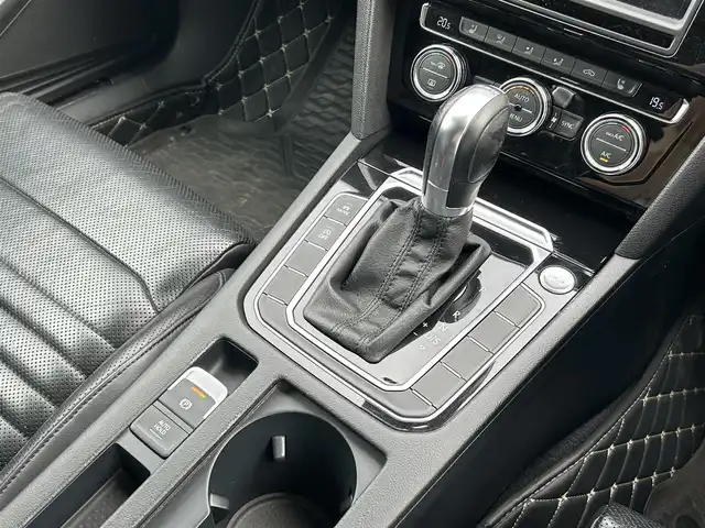 フォルクスワーゲン パサート ヴァリアント TSI ハイライン 静岡県 2015(平27)年 10万km 黒 純正ナビ/フルセグTV/DVD/CD/SD/BT/バックカメラ/パワーバックドア/黒革シート/前席シートヒーター/エアシート/前席パワーシート/運転席シートメモリー/衝突軽減ブレーキ/レーンキープアシスト/レーダークルーズコントロール/クリアランスソナー/LEDヘッドライト/ビルトインETC/社外18インチAW/純正17インチAW付サマータイヤ車内積載/スマートキー×2/保証書/取扱説明書/ナビ取扱説明書