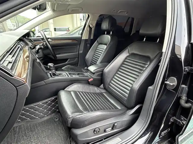 フォルクスワーゲン パサート ヴァリアント TSI ハイライン 静岡県 2015(平27)年 10万km 黒 純正ナビ/フルセグTV/DVD/CD/SD/BT/バックカメラ/パワーバックドア/黒革シート/前席シートヒーター/エアシート/前席パワーシート/運転席シートメモリー/衝突軽減ブレーキ/レーンキープアシスト/レーダークルーズコントロール/クリアランスソナー/LEDヘッドライト/ビルトインETC/社外18インチAW/純正17インチAW付サマータイヤ車内積載/スマートキー×2/保証書/取扱説明書/ナビ取扱説明書