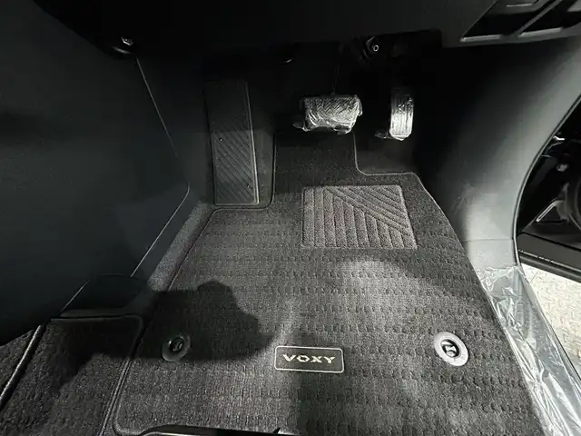 トヨタ ヴォクシー S－Z 鹿児島県 2023(令5)年 1.9万km アティチュードブラックマイカ トヨタセーフティセンス/全車速追従機能付レーダークルーズコントロール/両側パワースライドドア/ブラインドスポットモニター/純正ディスプレイオーディオ/（CD/DVD/フルセグ/Bluetooth/USB）/テレビキャンセラー/ビルトインETC2.0/純正前方ドライブレコーダー/バックカメラ/革巻きステアリング/ステアリングリモコン/ハーフレザーシート/前席シートヒーター/フロント&バックソナー/純正LEDヘッドライト/フロントフォグランプ/オートライト/純正フロアマット/純正17インチアルミ