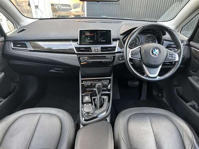 ＢＭＷ ２１８ｉ アクティブツアラー ラグジュアリー 福岡県 2015(平27)年 5.9万km カシミヤシルバー インテリジェントセーフティ/黒革シート/前席シートヒーター/純正ナビ　/Bluetooth/バックカメラ/HIDライト/オートライト/フロントフォグランプ/リアフォグランプ/オートワイパー/ステアリングスイッチ/ドライブレコーダー/純正16インチアルミホイール/ミラー一体型ＥＴＣ