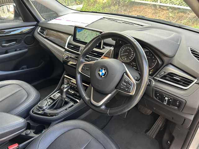 ＢＭＷ ２１８ｉ アクティブツアラー ラグジュアリー 福岡県 2015(平27)年 5.9万km カシミヤシルバー インテリジェントセーフティ/黒革シート/前席シートヒーター/純正ナビ　/Bluetooth/バックカメラ/HIDライト/オートライト/フロントフォグランプ/リアフォグランプ/オートワイパー/ステアリングスイッチ/ドライブレコーダー/純正16インチアルミホイール/ミラー一体型ＥＴＣ