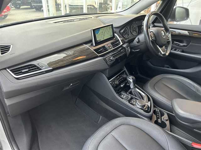 ＢＭＷ ２１８ｉ アクティブツアラー ラグジュアリー 福岡県 2015(平27)年 5.9万km カシミヤシルバー インテリジェントセーフティ/黒革シート/前席シートヒーター/純正ナビ　/Bluetooth/バックカメラ/HIDライト/オートライト/フロントフォグランプ/リアフォグランプ/オートワイパー/ステアリングスイッチ/ドライブレコーダー/純正16インチアルミホイール/ミラー一体型ＥＴＣ