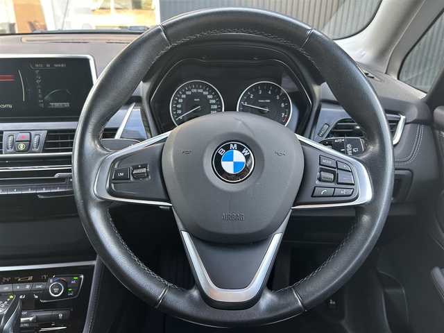 ＢＭＷ ２１８ｉ アクティブツアラー ラグジュアリー 福岡県 2015(平27)年 5.9万km カシミヤシルバー インテリジェントセーフティ/黒革シート/前席シートヒーター/純正ナビ　/Bluetooth/バックカメラ/HIDライト/オートライト/フロントフォグランプ/リアフォグランプ/オートワイパー/ステアリングスイッチ/ドライブレコーダー/純正16インチアルミホイール/ミラー一体型ＥＴＣ