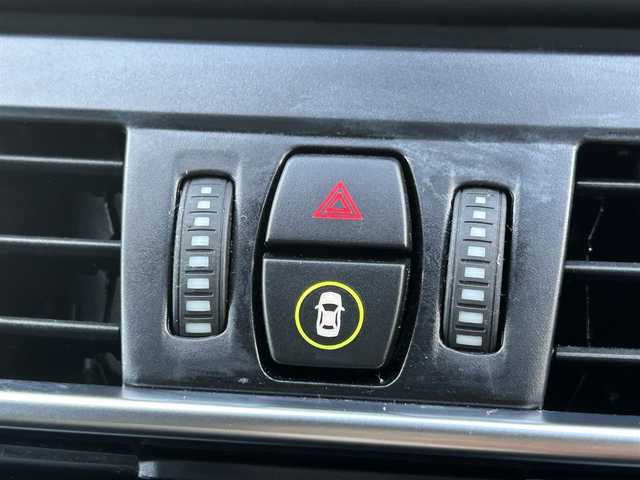 ＢＭＷ ２１８ｉ アクティブツアラー ラグジュアリー 福岡県 2015(平27)年 5.9万km カシミヤシルバー インテリジェントセーフティ/黒革シート/前席シートヒーター/純正ナビ　/Bluetooth/バックカメラ/HIDライト/オートライト/フロントフォグランプ/リアフォグランプ/オートワイパー/ステアリングスイッチ/ドライブレコーダー/純正16インチアルミホイール/ミラー一体型ＥＴＣ