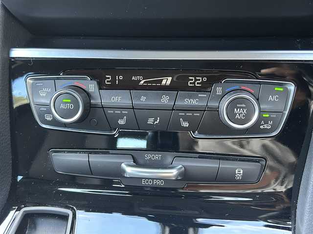 ＢＭＷ ２１８ｉ アクティブツアラー ラグジュアリー 福岡県 2015(平27)年 5.9万km カシミヤシルバー インテリジェントセーフティ/黒革シート/前席シートヒーター/純正ナビ　/Bluetooth/バックカメラ/HIDライト/オートライト/フロントフォグランプ/リアフォグランプ/オートワイパー/ステアリングスイッチ/ドライブレコーダー/純正16インチアルミホイール/ミラー一体型ＥＴＣ