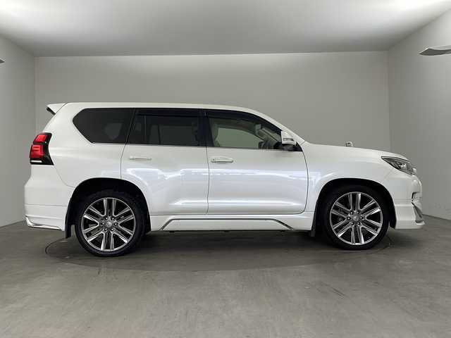 トヨタ ランドクルーザー プラド TX Lパッケージ 兵庫県 2019(平31)年 5万km ホワイトパールクリスタルシャイン ・社外9インチナビ/Bluetooth/CD/DVD/TV/・バックカメラ/・トヨタセーフティセンス/・プリクラッシュセーフティ/・レーンディパーチャーアラート/・オートマチックハイビーム/・レーダークルーズコントロール/・クリアランスソナー/・センターデフロック/・ダウンヒルアシストコントロール/・ローダウン/・オートサイドステップ/・革シート/・前席パワーシート/・前席シートヒーター/・前席ベンチレーション/・モデリスタエアロ/・22インチアルミホイールタイヤ/・LEDヘッドライト/・フォグランプ/・ビルトインETC/・スマートキー