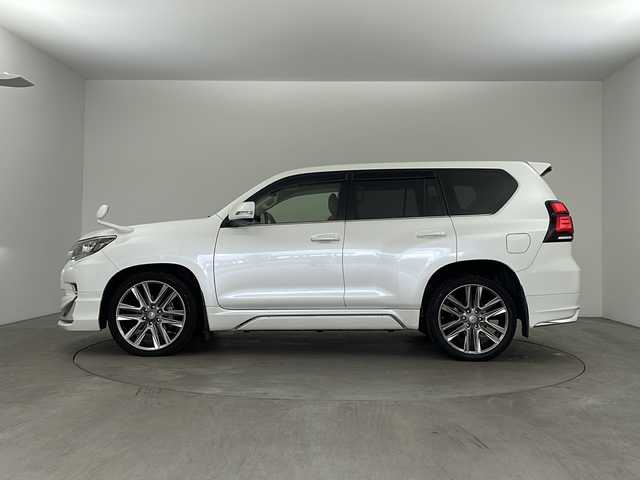 トヨタ ランドクルーザー プラド TX Lパッケージ 兵庫県 2019(平31)年 5万km ホワイトパールクリスタルシャイン ・社外9インチナビ/Bluetooth/CD/DVD/TV/・バックカメラ/・トヨタセーフティセンス/・プリクラッシュセーフティ/・レーンディパーチャーアラート/・オートマチックハイビーム/・レーダークルーズコントロール/・クリアランスソナー/・センターデフロック/・ダウンヒルアシストコントロール/・ローダウン/・オートサイドステップ/・革シート/・前席パワーシート/・前席シートヒーター/・前席ベンチレーション/・モデリスタエアロ/・22インチアルミホイールタイヤ/・LEDヘッドライト/・フォグランプ/・ビルトインETC/・スマートキー