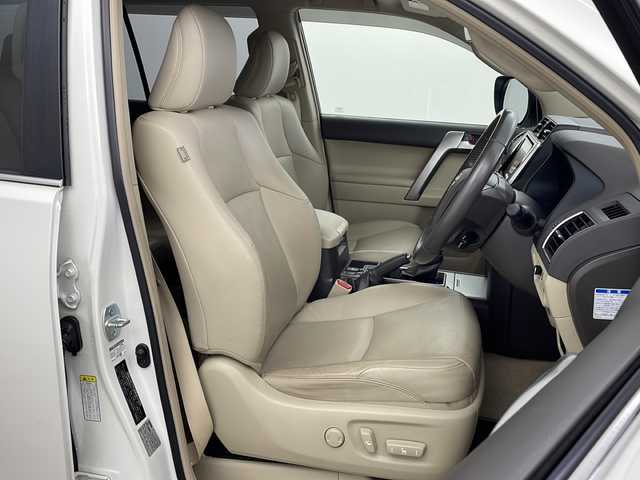 トヨタ ランドクルーザー プラド TX Lパッケージ 兵庫県 2019(平31)年 5万km ホワイトパールクリスタルシャイン ・社外9インチナビ/Bluetooth/CD/DVD/TV/・バックカメラ/・トヨタセーフティセンス/・プリクラッシュセーフティ/・レーンディパーチャーアラート/・オートマチックハイビーム/・レーダークルーズコントロール/・クリアランスソナー/・センターデフロック/・ダウンヒルアシストコントロール/・ローダウン/・オートサイドステップ/・革シート/・前席パワーシート/・前席シートヒーター/・前席ベンチレーション/・モデリスタエアロ/・22インチアルミホイールタイヤ/・LEDヘッドライト/・フォグランプ/・ビルトインETC/・スマートキー