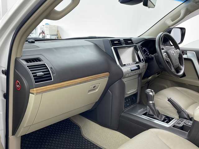 トヨタ ランドクルーザー プラド TX Lパッケージ 兵庫県 2019(平31)年 5万km ホワイトパールクリスタルシャイン ・社外9インチナビ/Bluetooth/CD/DVD/TV/・バックカメラ/・トヨタセーフティセンス/・プリクラッシュセーフティ/・レーンディパーチャーアラート/・オートマチックハイビーム/・レーダークルーズコントロール/・クリアランスソナー/・センターデフロック/・ダウンヒルアシストコントロール/・ローダウン/・オートサイドステップ/・革シート/・前席パワーシート/・前席シートヒーター/・前席ベンチレーション/・モデリスタエアロ/・22インチアルミホイールタイヤ/・LEDヘッドライト/・フォグランプ/・ビルトインETC/・スマートキー