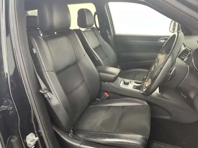 クライスラー・ジープ ジープ グランドチェロキー アルティテュード 富山県 2019(令1)年 7.5万km 黒Ｍ ４WD/純正ナビ（ｂｌｕｅｔｏｏｔｈ）/フルセグTV/バックカメラ　/前後コーナーセンサー/ＥＴＣ　/純正前後ドラレコ　/エアサス/リアパークセンスブレーキアシスト　/ハーフレザーシート　/前席パワーシート・シートヒーター　/社外１８インチＡＷ付スタッドレスセット積込（2024年７部山）/SPORTモード/スマートキー/プッシュスタート/オートライト/HIDヘッドライト/フォグ/クルーズコントロール/パドルシフト/純正マット/保証書、取説